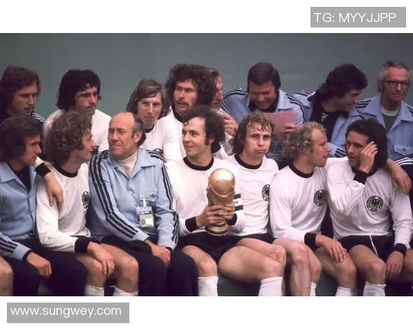 被誉为皇帝的传奇足球巨星贝肯鲍尔辉煌生涯全景解读