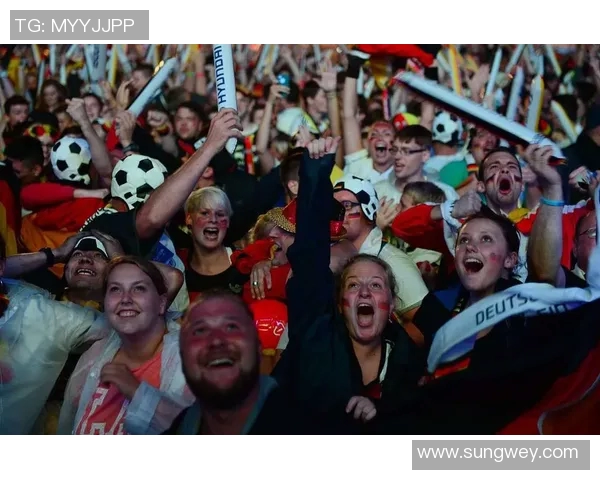 大爷热情喊话足球巨星助阵比赛现场气氛火爆引发全场欢呼 大爷热情喊话足球巨星助阵比赛现场气氛火爆引发全场欢呼